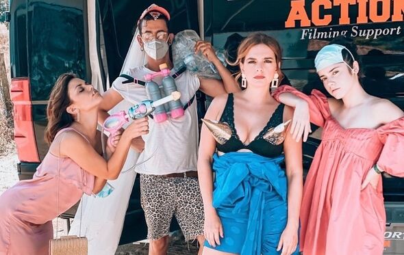 O elenco de Quer o Destino numa brincadeira 