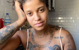 Incrível! Blaya extrai leite enquanto dança em vídeo que partilhou com os fãs