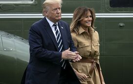 Vergonha alheia. Melania volta a ser a apanhada a recusar dar a mão a Donald Trump... e ele bem tentou