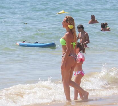 Acabaram rumores de separação! Fernanda Serrano é apanhada na praia com o namorado