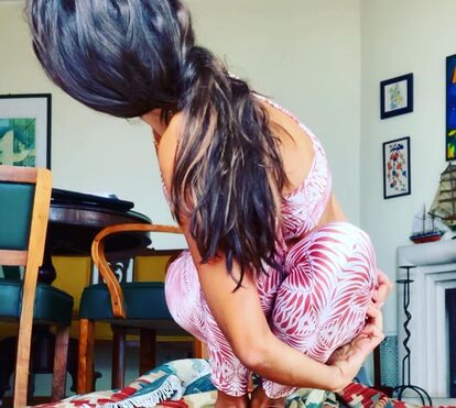 O que ela faz com o corpo! As incríveis posições de ioga de Cuca Roseta