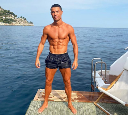Ao lado dos filhos, Georgina exibe decote de cortar a respiração e declara-se a Ronaldo