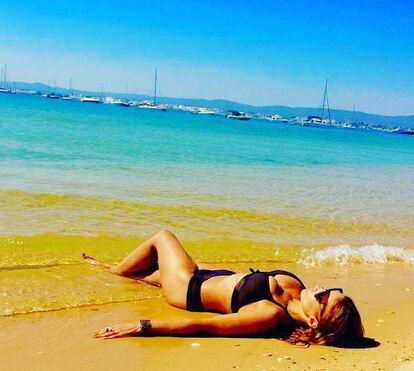 Lembra-se dela? Sonia Brazão surge arrasadora na praia 9 anos depois da explosão que quase a matou