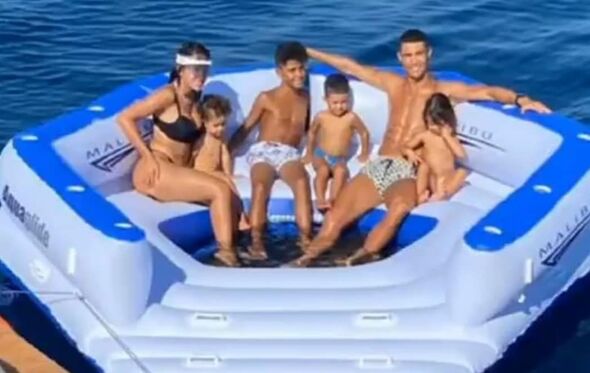 Cristiano Ronaldo, Georgina e os filhos na foto tirada por Elma