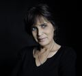 linda de suza, cantora, frança, emigrante, mala de cartão
