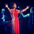 linda de suza, cantora, frança, emigrante, mala de cartão