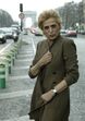 linda de suza, cantora, frança, emigrante, mala de cartão