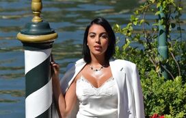 Roupa emprestada ou esquecimento? Georgina Rodríguez criticada por aparecer com etiqueta pendurada no casaco