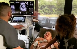 Filha de John Legend e Chrissy Teigen faz ecografia à mãe