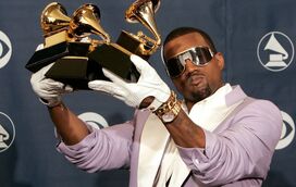 Pensa que já viu tudo de Kanye West? Marido de Kim Kardashian urina para Grammy em novo vídeo bizarro 