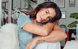 Solteira, Mia Rose diverte-se na praia com biquíni reduzido