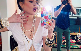 As incríveis semelhanças de Anne Winters com Madonna dos anos 80