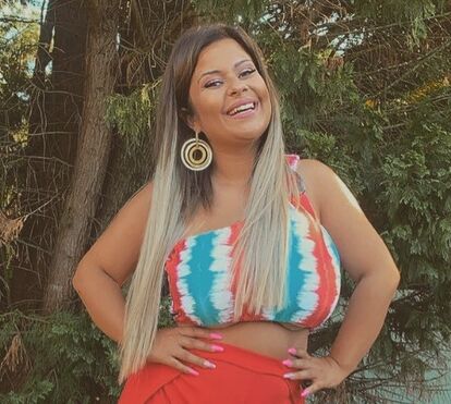 Para melhorar a auto-estima, Sandrina, ex-BB, reduz maminhas