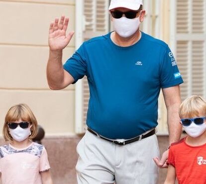 Dar o exemplo! Príncipe Alberto leva os filhos a limpar as ruas do Principado: até máscaras apanharam do chão