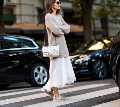 Como parecer mais magra? Usar os vestidos de verão com camisola de inverno