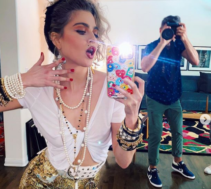 As incríveis semelhanças de Anne Winters com Madonna dos anos 80