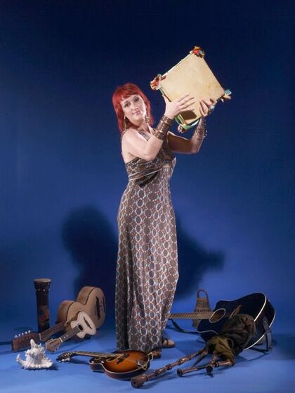 Né Ladeiras, cantora, música, desempregada