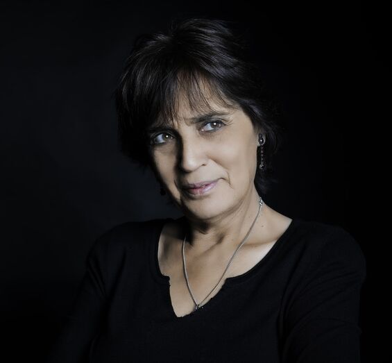 linda de suza, cantora, frança, emigrante, mala de cartão