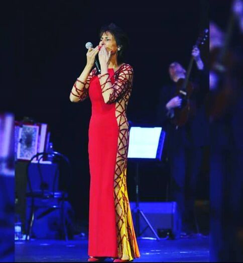 linda de suza, cantora, frança, emigrante, mala de cartão
