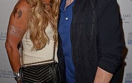 Ex-mulher de Phil Collins traiu-o com um stripper