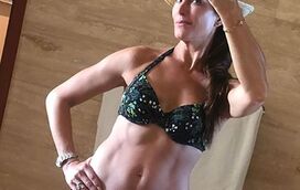 Uau! Brooke Shields mostra-se de biquíni aos 55 anos e diz que só começou a cuidar do corpo recentemente