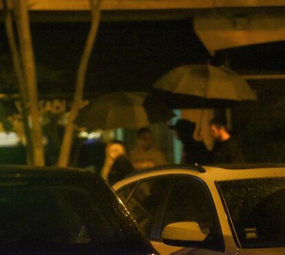 Imagens exclusivas: Madonna 'apanhada' a jantar no Estoril... de muletas e com o namorado a 'tiracolo'