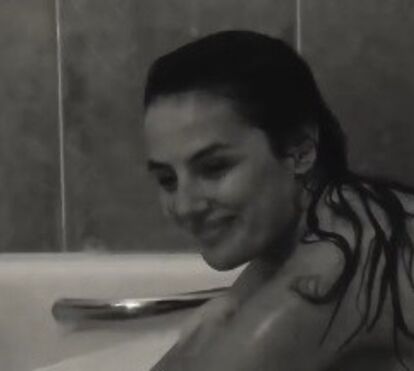 Vídeo arrebatador! Aos 39 anos, Helena Coelho toda nua na banheira