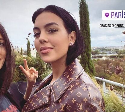 Georgina Rodríguez volta a arrasar na Semana de Moda de Paris com look de quase... 9 mil euros!
