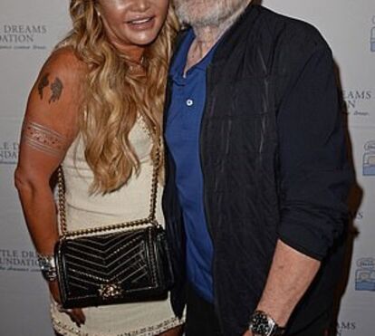 Ex-mulher de Phil Collins traiu-o com um stripper