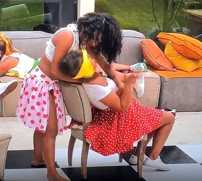 Escaldante! Jéssica deixa Renato em brasa com beijo 'lésbico'