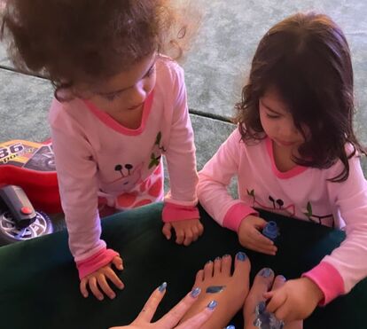 É uma artista! Filha mais nova de Ronaldo mostra dotes vocais e Georgina não controla o riso
