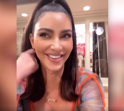 Insólito: Kim Kardashian tem 6 dedos dos pés? Ela mostra!