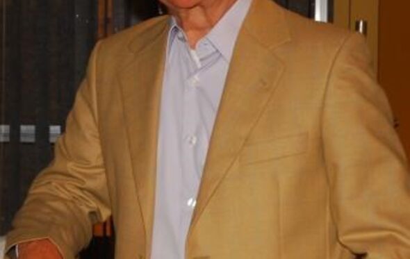  Cecil Thiré