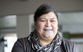Nanaia Mahuta, a ministra dos Negócios Estrangeiros que tem uma tatuagem maori no queixo e nos lábios