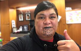 Conheça Nanaia Mahuta, a ministra da Nova Zelândia que tem uma tatuagem na cara