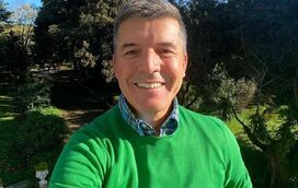 João Baião mostra orgulhoso o seu novo animal de estimação e pede ajuda a fãs