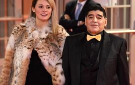 Ex-namorada de Maradona filmada a chorar junto à porta do velório depois de ser impedida de entrar
