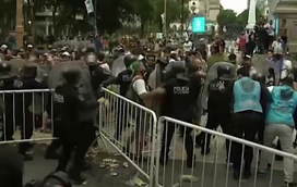  Impressionante! Multidão envolve-se em confronto no último adeus a Maradona