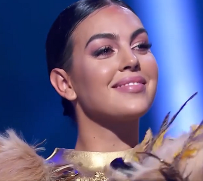 Oiça Georgina a cantar no programa 'A Máscara'
