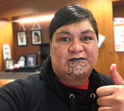 Conheça Nanaia Mahuta, a ministra da Nova Zelândia que tem uma tatuagem na cara