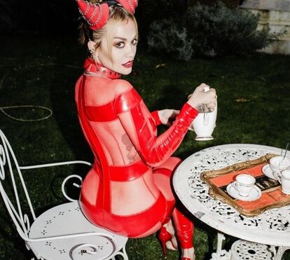 Halloween sexy! Rita Ora arrasa vestida de diabinha
