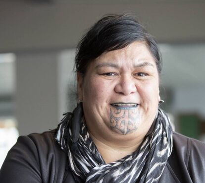 Nanaia Mahuta, a ministra dos Negócios Estrangeiros que tem uma tatuagem maori no queixo e nos lábios