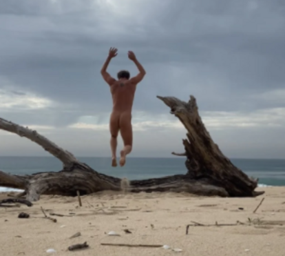 Ator Nuno Gil dança na praia todo nu