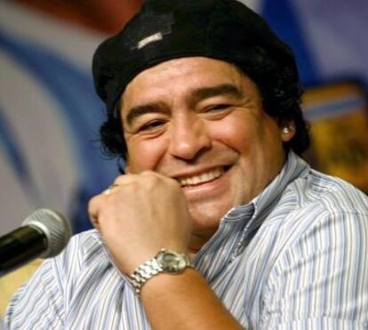 Ex-namorada de Maradona filmada a chorar junto à porta do velório depois de ser impedida de entrar