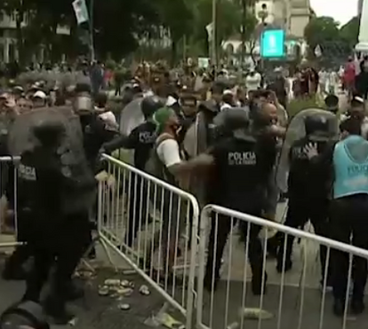  Impressionante! Multidão envolve-se em confronto no último adeus a Maradona