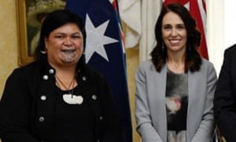 Nanaia Mahuta, a ministra dos Negócios Estrangeiros que tem uma tatuagem maori no queixo e nos lábios
