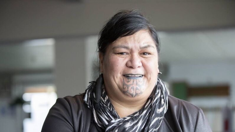 Nanaia Mahuta, a ministra dos Negócios Estrangeiros que tem uma tatuagem maori no queixo e nos lábios