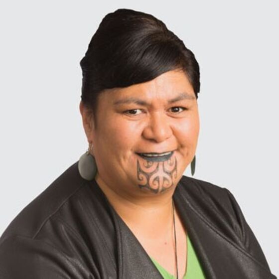Nanaia Mahuta, a ministra dos Negócios Estrangeiros que tem uma tatuagem maori no queixo e nos lábios