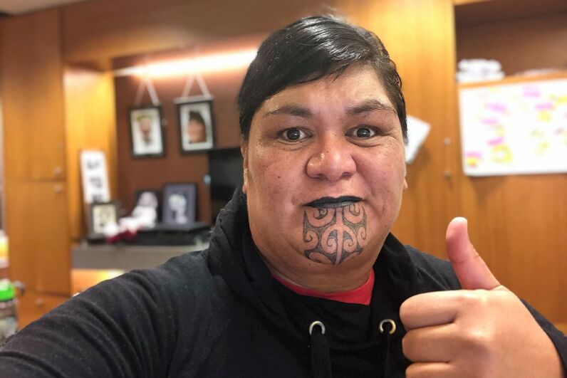 Nanaia Mahuta, a ministra dos Negócios Estrangeiros que tem uma tatuagem maori no queixo e nos lábios