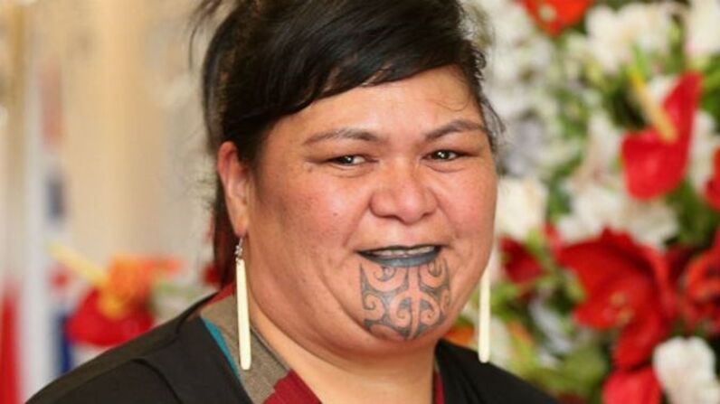 Nanaia Mahuta, a ministra dos Negócios Estrangeiros que tem uma tatuagem maori no queixo e nos lábios